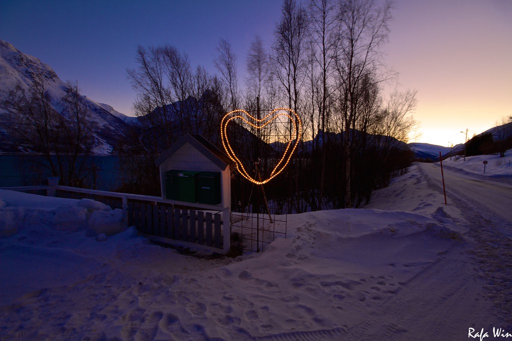 Insegna luminosa a forma di cuore in paesaggio con neve