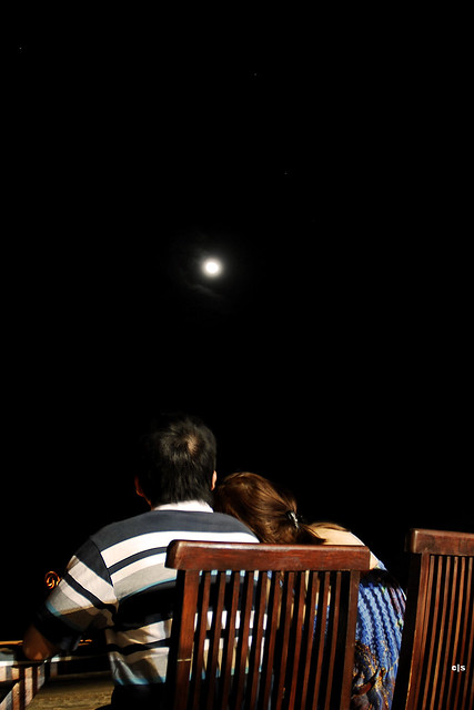 Insieme per guardare romanticamente la luna