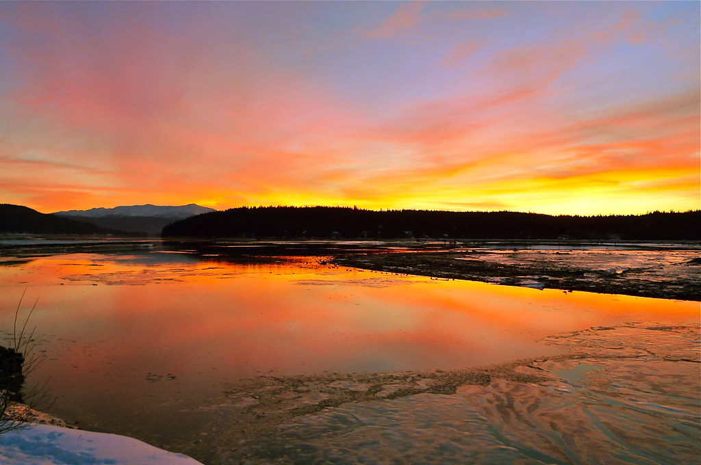 Lago dalle tinte arancioni al tramonto