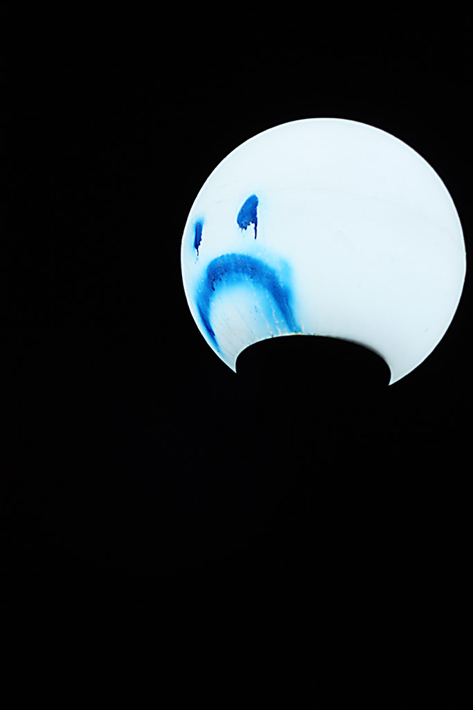Lampione con sopra disegnata faccia triste