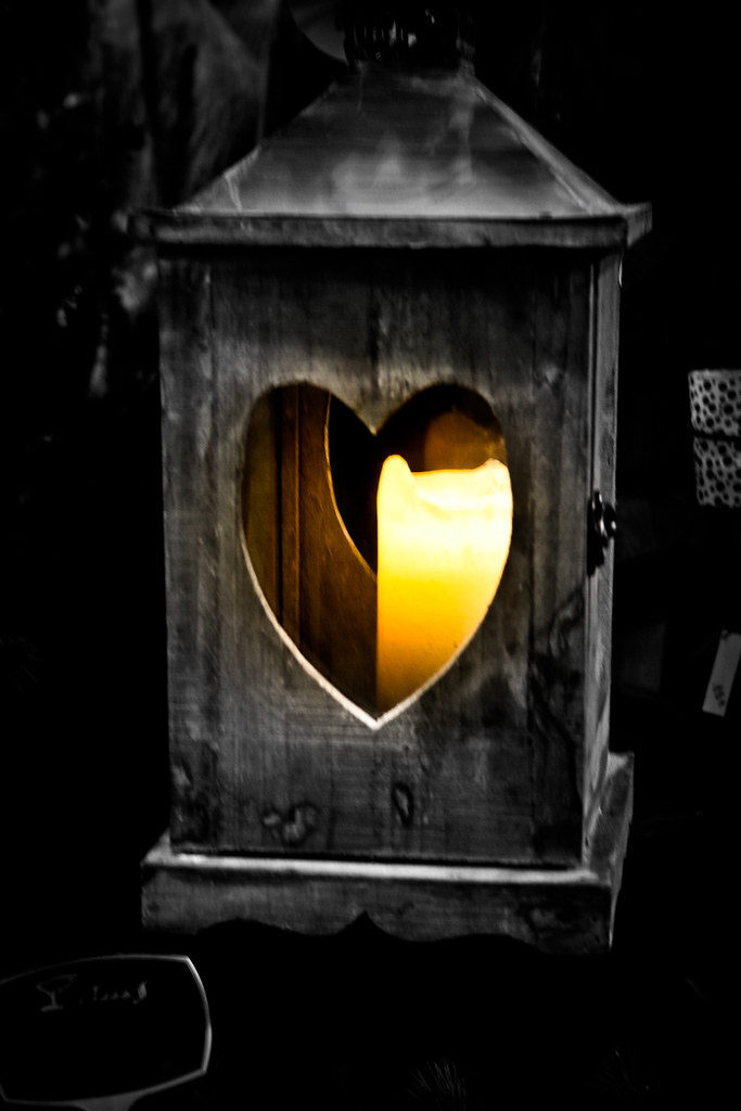 Lanterna con apertura a forma di cuore