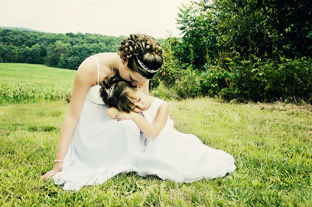 Momento tenero con bambina che si adagia sulla sposa