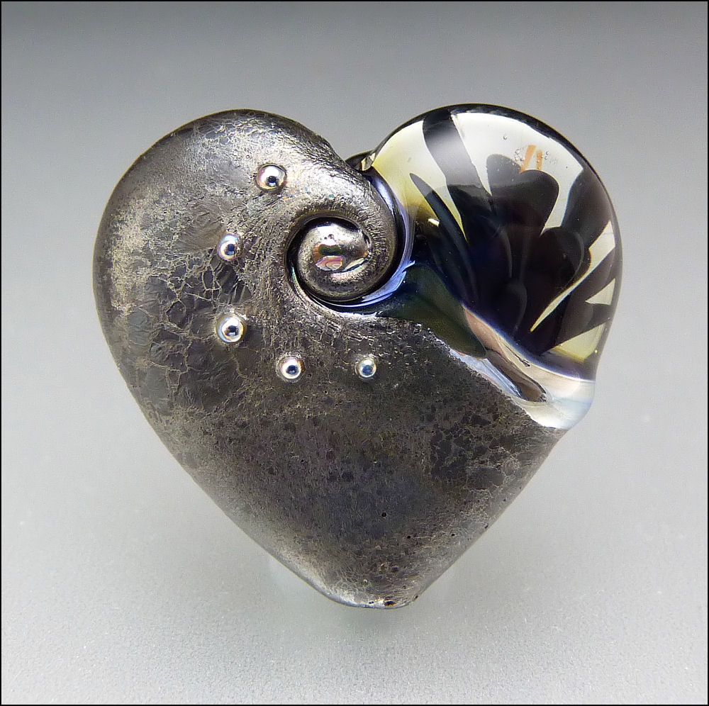 Originale cuore metallico costituito da parti diverse