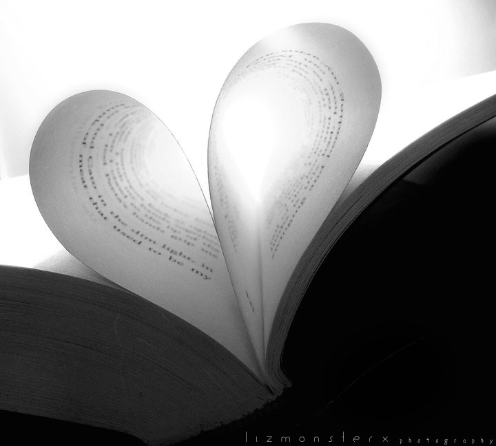 Pagine di libro piegate a formare un cuore luminoso