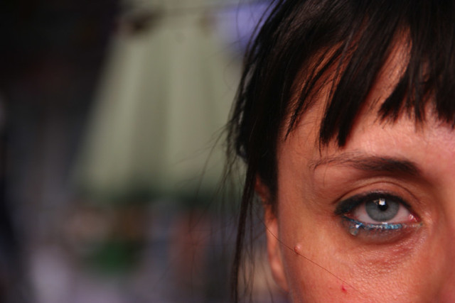 Primo piano a mezzo viso di ragazza triste con occhio in evidenza