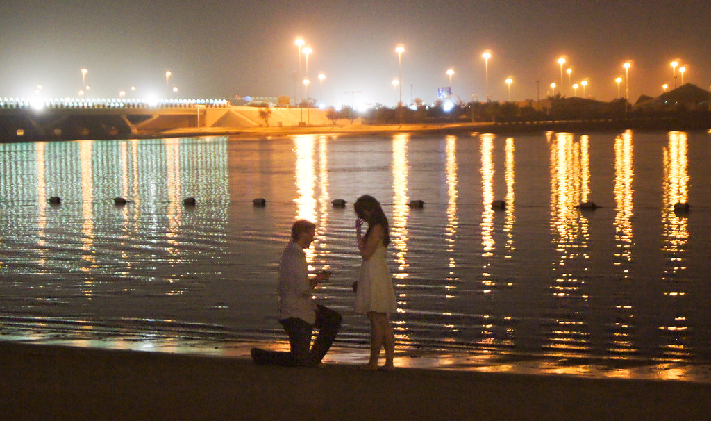 Proposta di matrimonio romantica in spiaggia tra mille luci