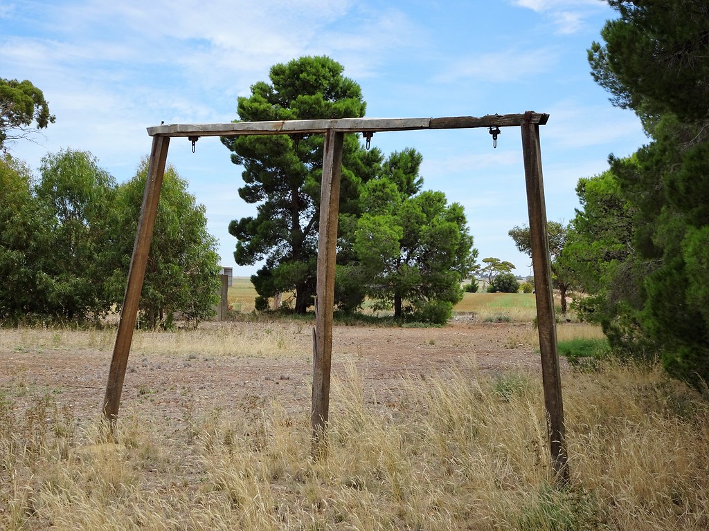 Quel che di triste resta di due altalene
