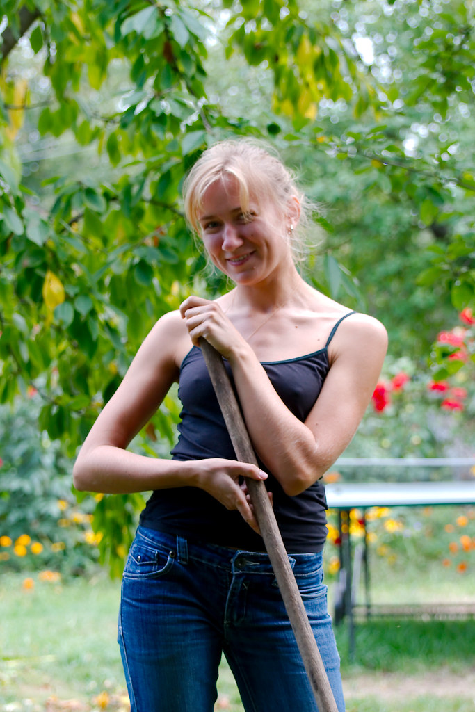 Ragazza bionda con capelli raccolti in jeans e canottiera nera