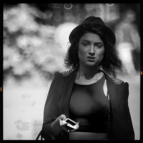 Ragazza con cappellino chic in bianco e nero