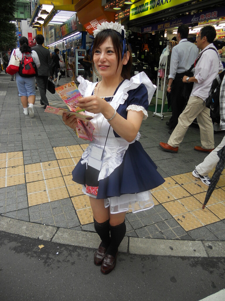 Ragazza giapponese vestita da cameriera a Tokyo in Giappone