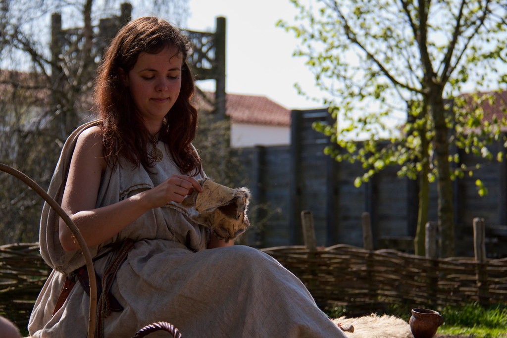 Ragazza in costume medievale al museo archeologico vivente Archeon in Olanda