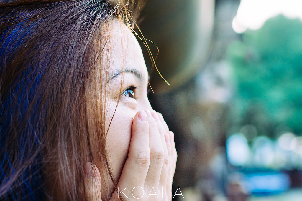 Ragazza orientale stupita che si copre la bocca con le mani