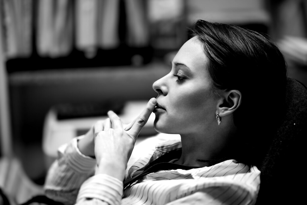 Ragazza pensierosa e un pochino malinconica