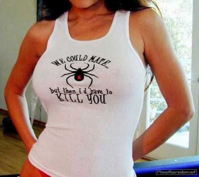 Ragazza sexy con bella maglietta con scritta divertente