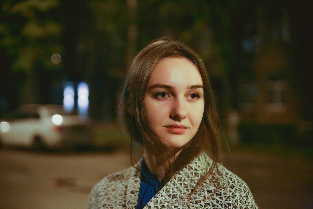 Ragazza sorridente in strada di notte