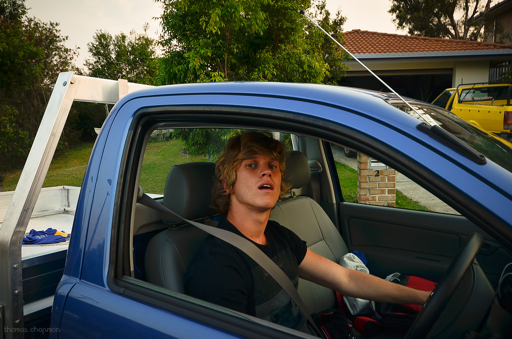 Ragazzo al volante di un autocarro blu