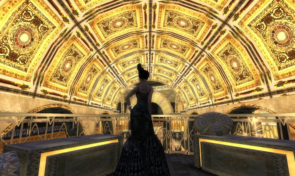 Sala da ballo romantica con soffitto dorato a tunnel