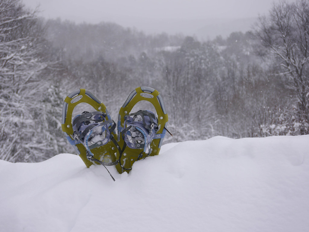 Sci sepolti nella neve disposti a cuore