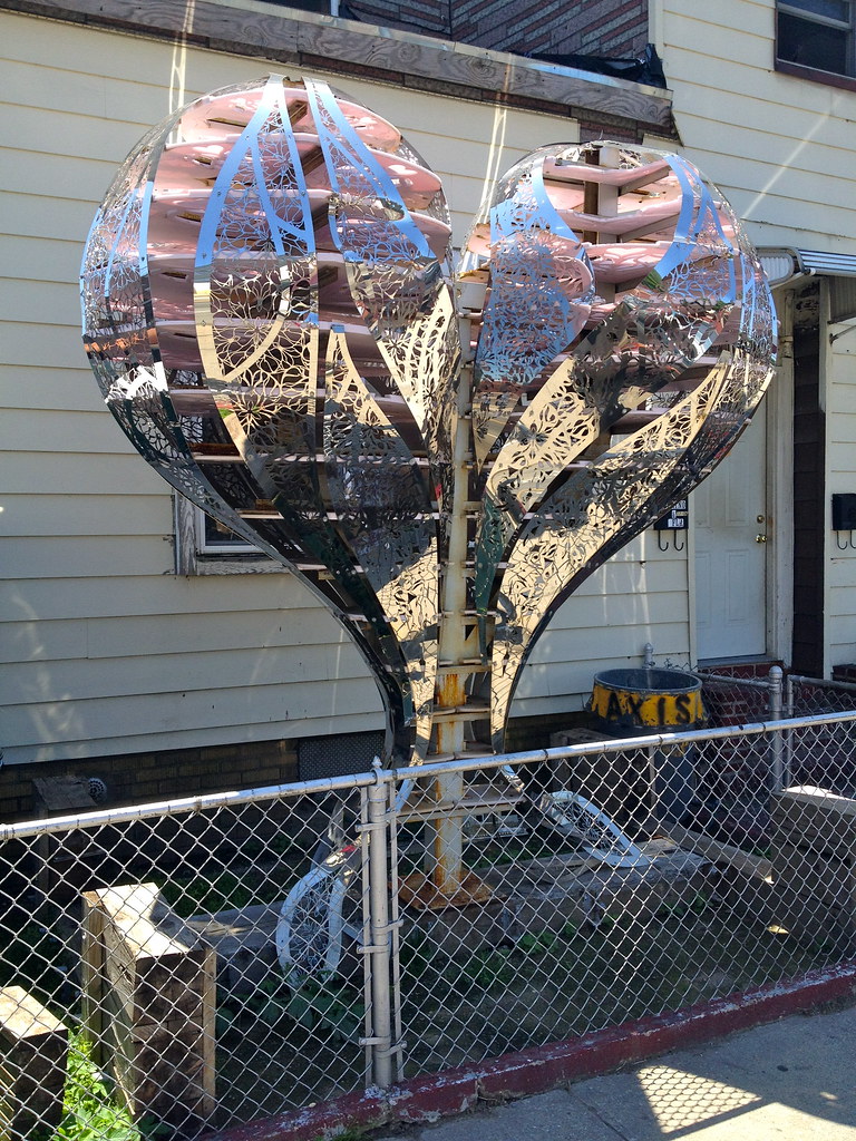 Scultura di un cuore su marciapiede