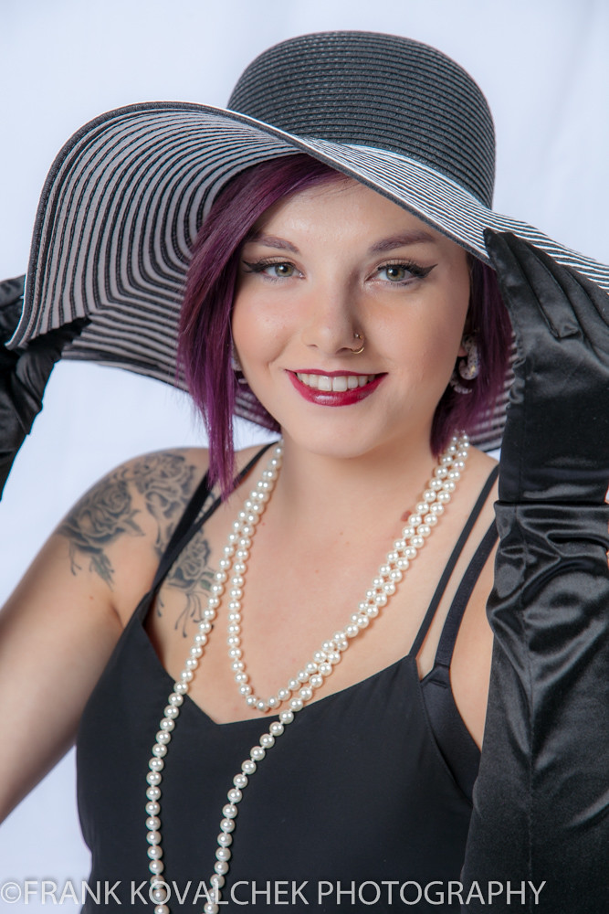 Simpatica ragazza sorridente con capelli viola e cappello chic