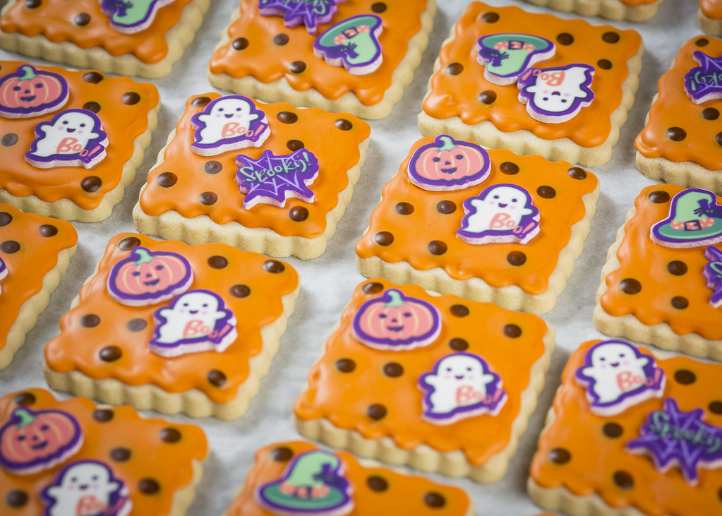 Simpatici biscotti al burro con zucche e fantasmini per Halloween