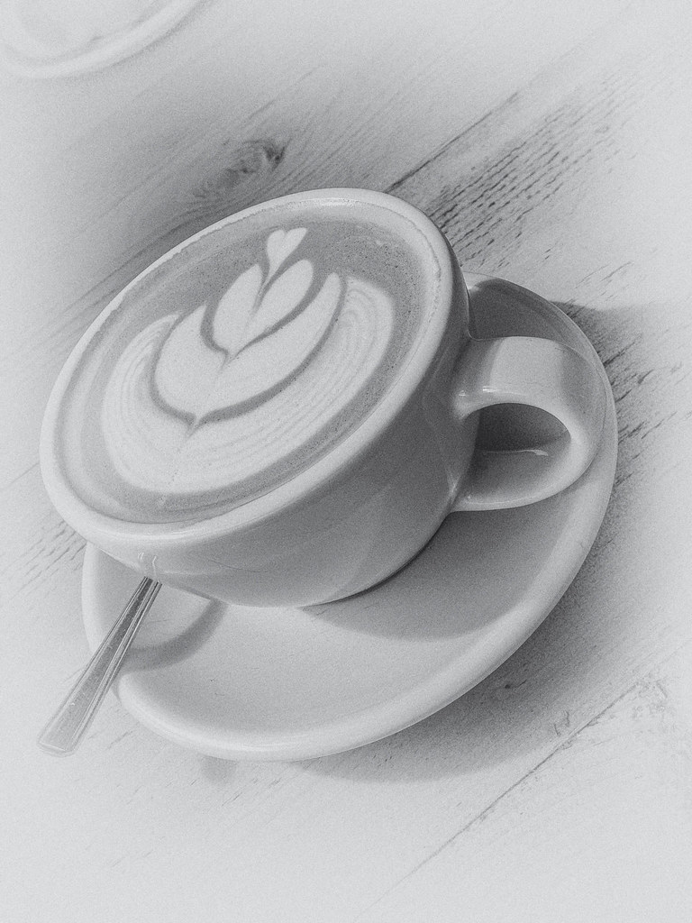 Simpatico disegno di cuori dentro cuori con la schiuma di caffè