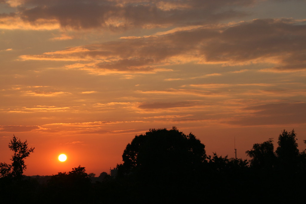 Sole lontano in un cielo chiaro incantevole al tramonto