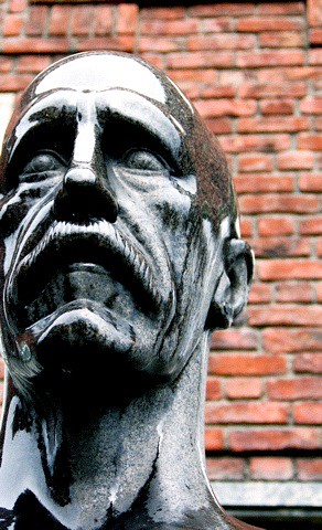 Statua di uomo con viso molto triste