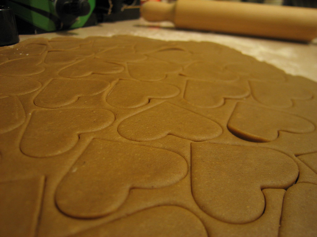 Tanti biscotti a forma di cuore appena preparati