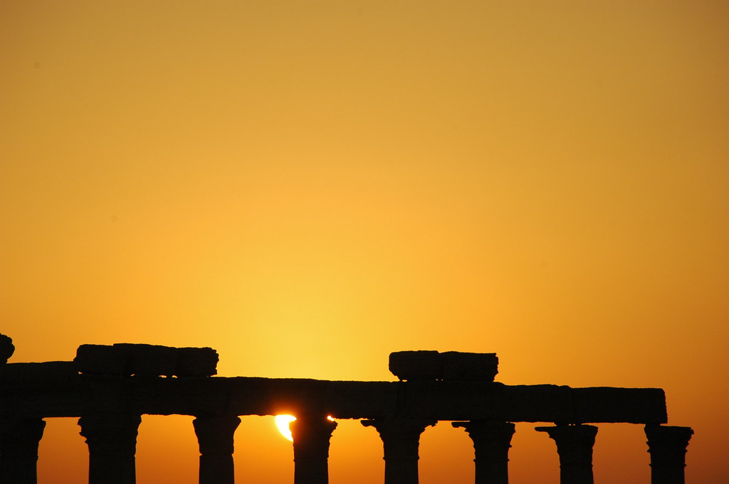 Templio sotto la luce romantica di un tramonto