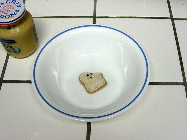 Toast in parte mangiato con faccina triste