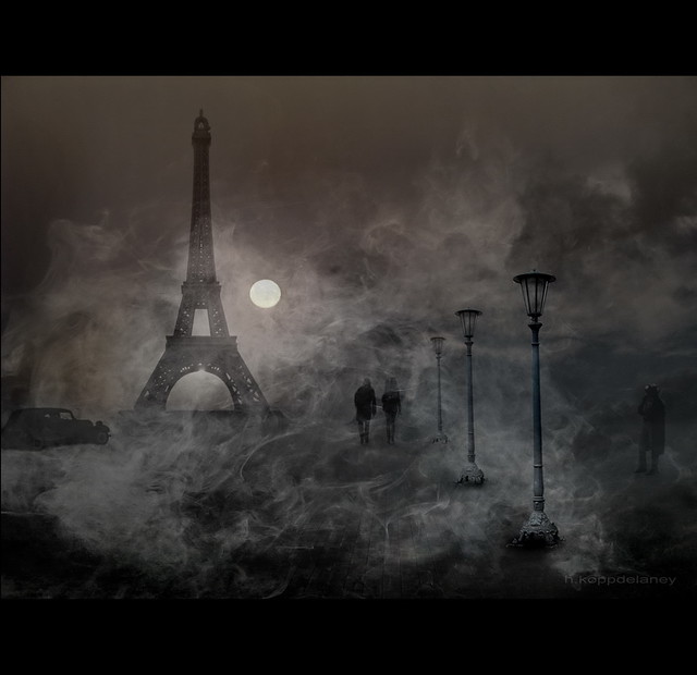 Torre eiffel con luna e nebbia e atmosfera tetra