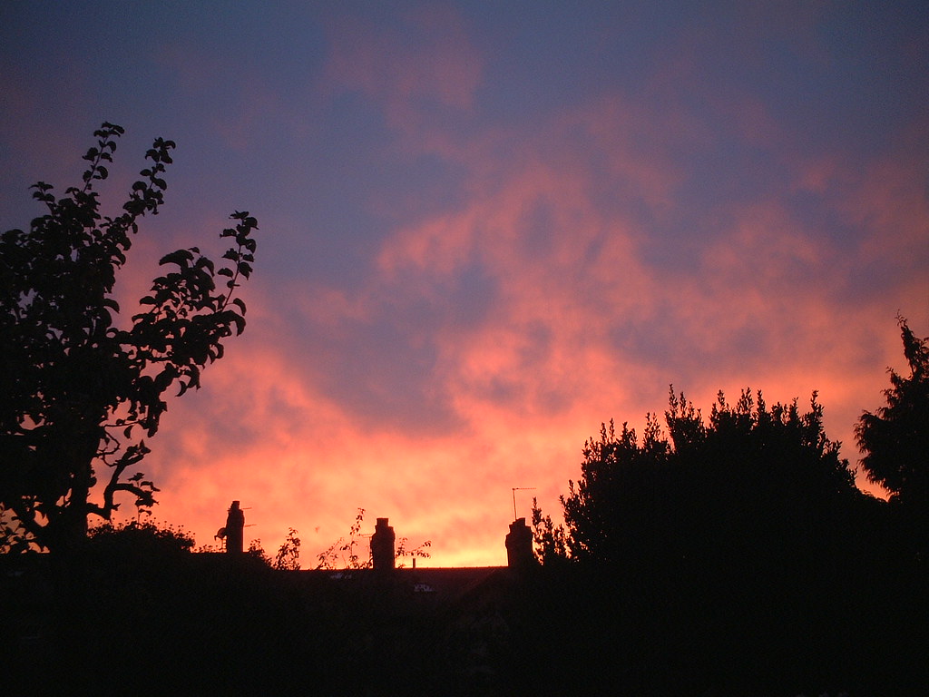 Tramonto con cielo celestino e arancionastro