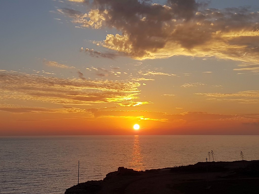 Tramonto molto luminoso su incantevole mare