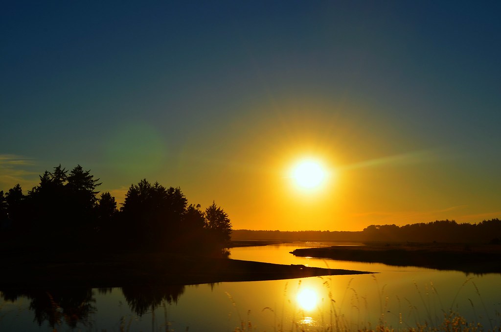 Tramonto spettacolare su acque lontane