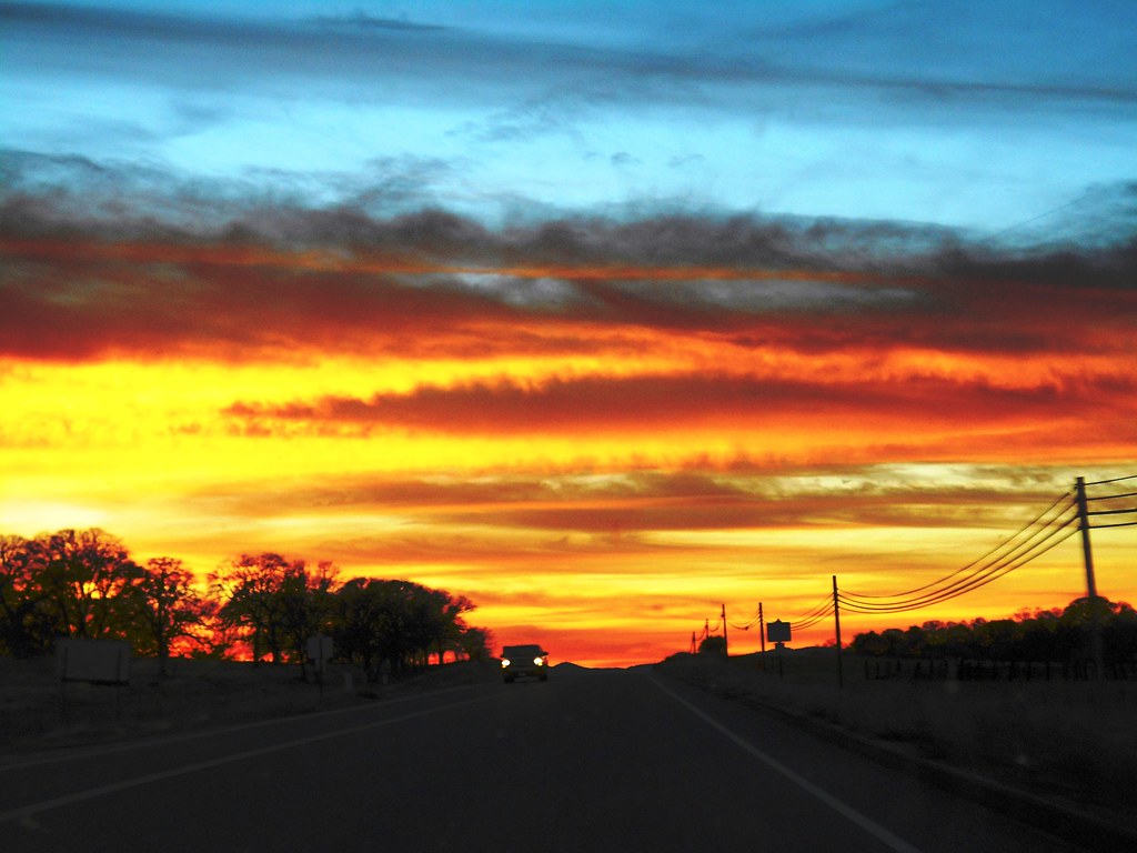 Tramonto su strada che cela un certo romanticismo