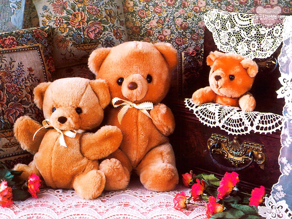 Tre orsacchiotti magnifici in una bella stanza