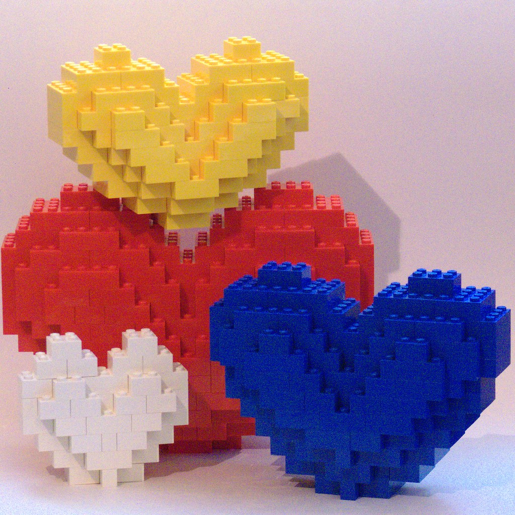 Vari cuori di vari colori realizzati con i lego