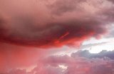 cielo rosso da fine del mondo