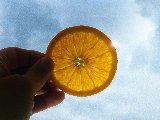 limone in trasparenza verso il cielo
