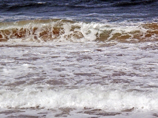 venature di azzurro in mare burrascoso