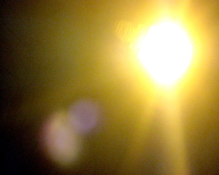 Chiudendo gli occhi non vedo il buio ma solo un lampo di luce che mi abbaglia