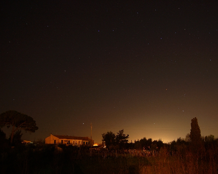 Un bacio a mezzanotte tra lo scorrere delle lacrime sotto un ombrello di stelle