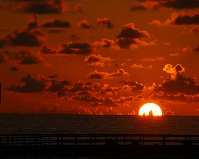 Le tue labbra carnose gareggiano con il rosso vivo del tramonto