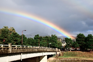 Arcobaleno che segue ponte