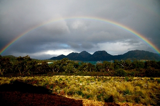 Arcobaleno con dietro belle montagne