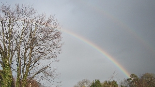 Arcobaleno con piccolo doppio nella natura