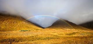 Arcobaleno sulla vallata desertica