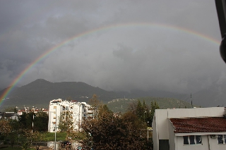 Arcobaleno tenue in cielo plumbeo