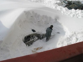 Automobile parcheggiata dentro la neve